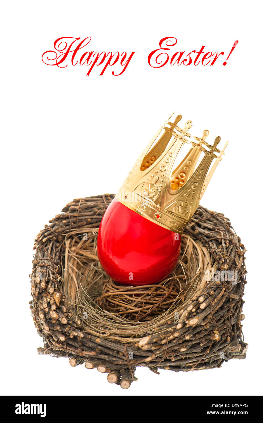 Oeuf de Pâques rouge avec couronne d'or, la décoration en nid en bois isolé sur fond blanc avec l'exemple de texte Joyeuses Pâques ! Banque D'Images