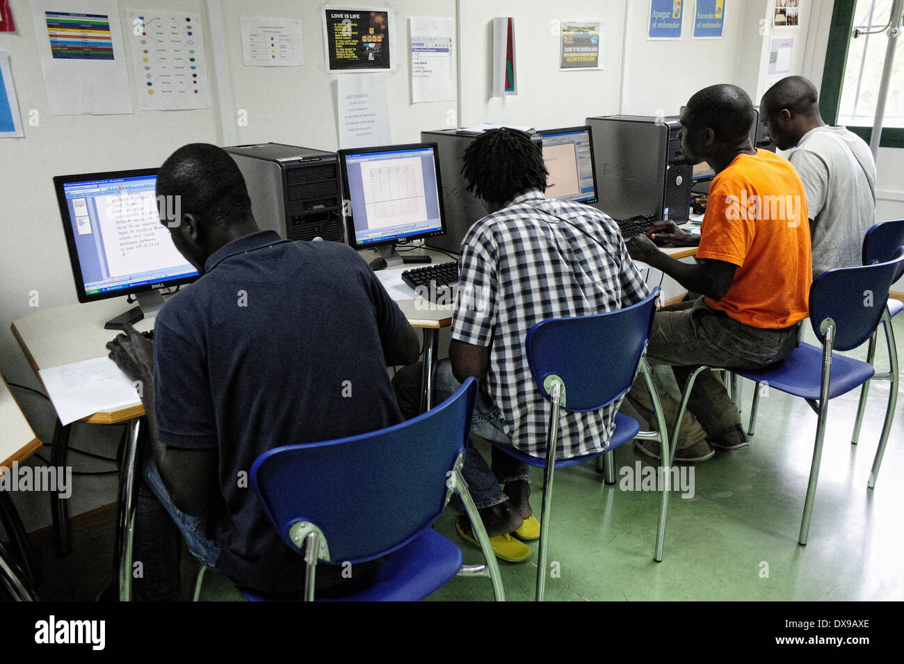 Les immigrants illégaux dans une classe d'informatique dans le Centre de séjour temporaire pour les immigrants dans l'enclave espagnole de Ceuta. Banque D'Images