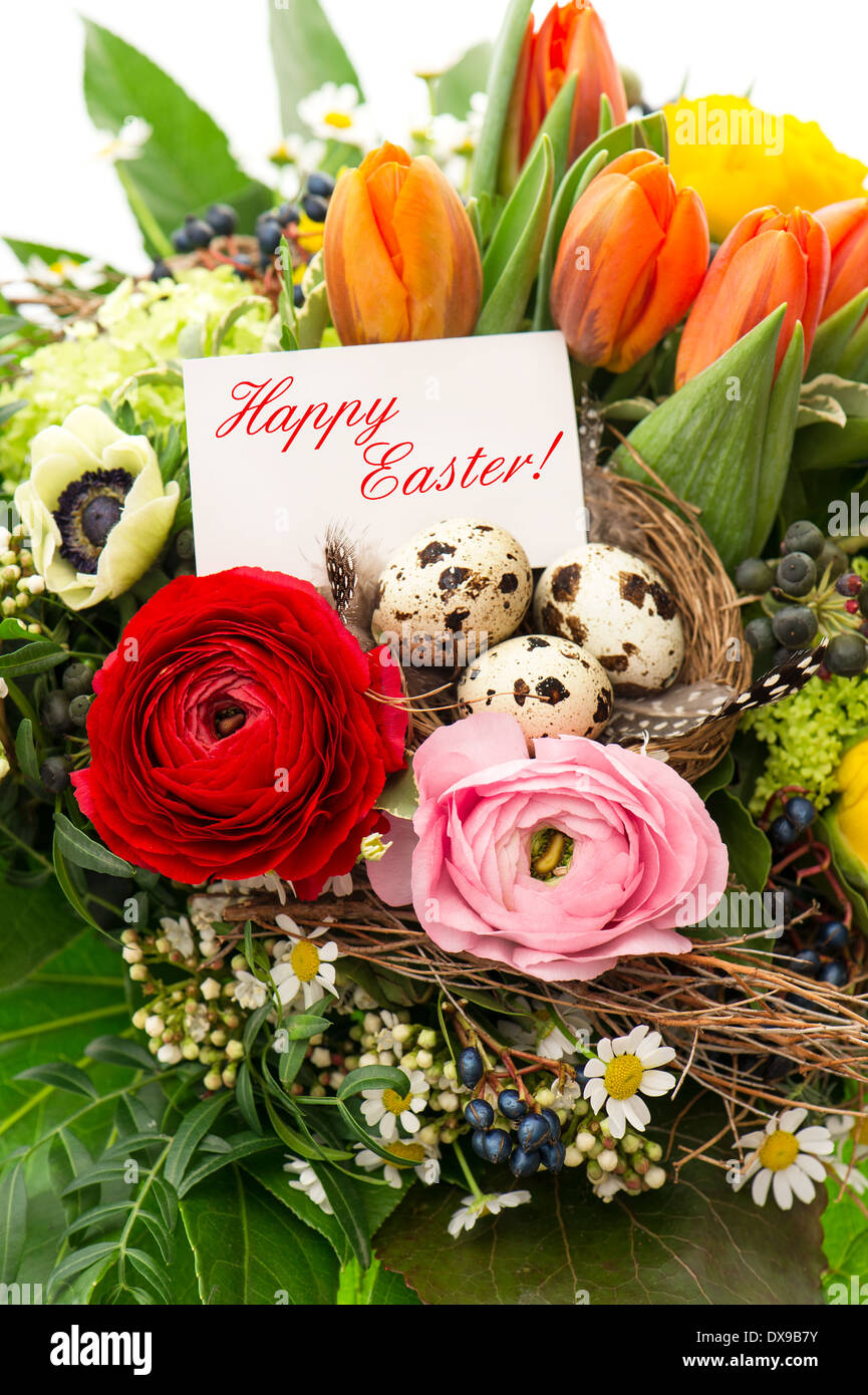 Arrangement de Pâques colorés avec des oeufs décoration et carte de vœux. fleurs de printemps bouquet. tulip, Ranunculus, jacinthe, Daisy, Banque D'Images