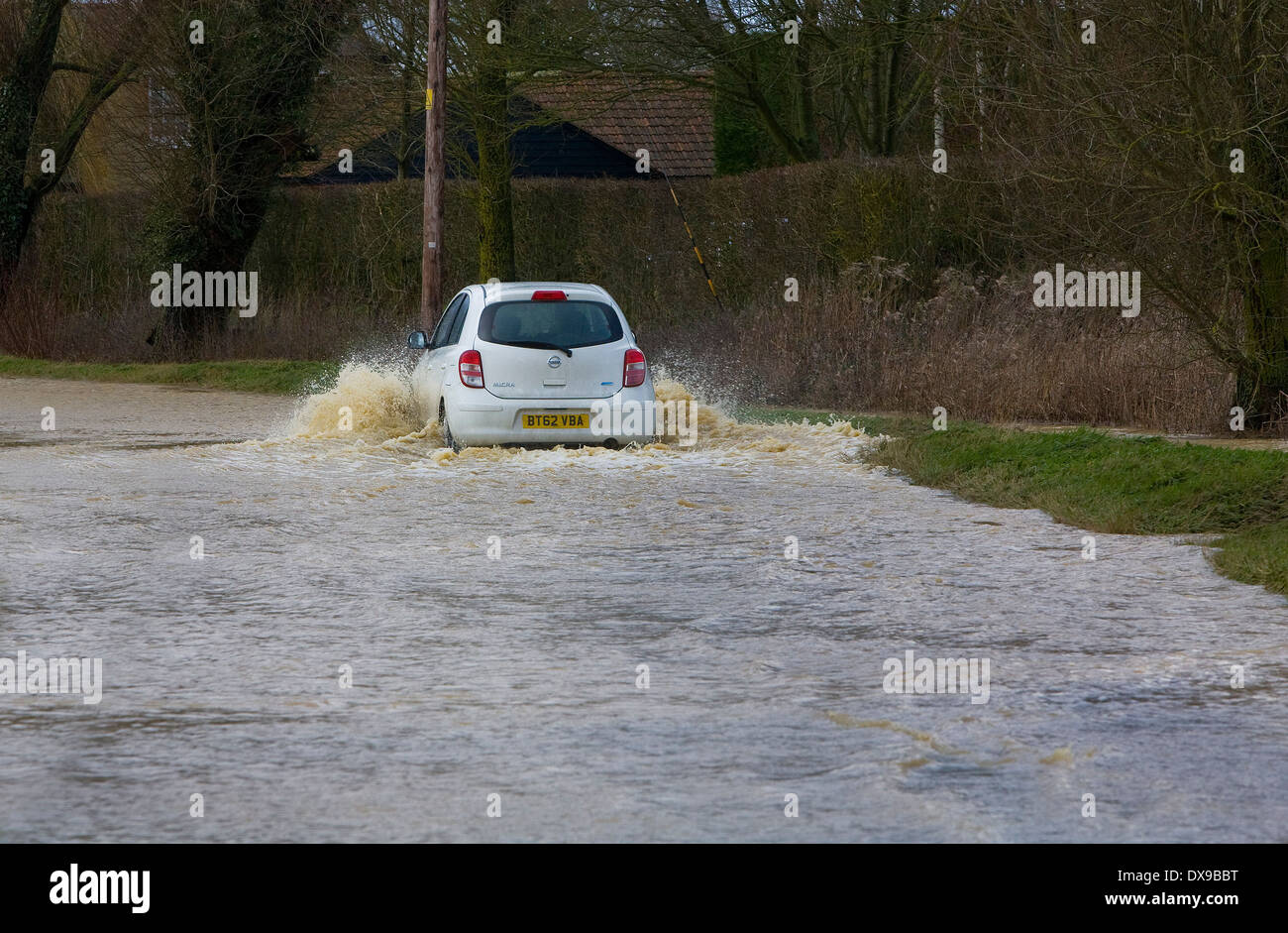 Une voiture de l'eau des inondations par des luttes dans les camps Château Cambridgeshire aujourd'hui après les fortes pluies de la nuit Banque D'Images