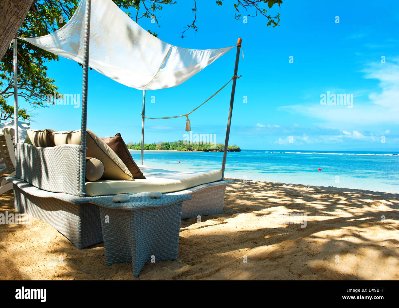 Vous pourrez vous détendre sur une chaise de luxe belle journée ensoleillée plage tropicale. Banque D'Images