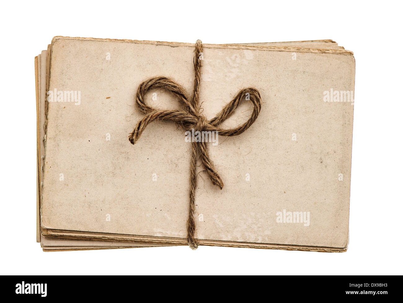 Pile de feuilles de papier vierge vieux isolé sur fond blanc Banque D'Images