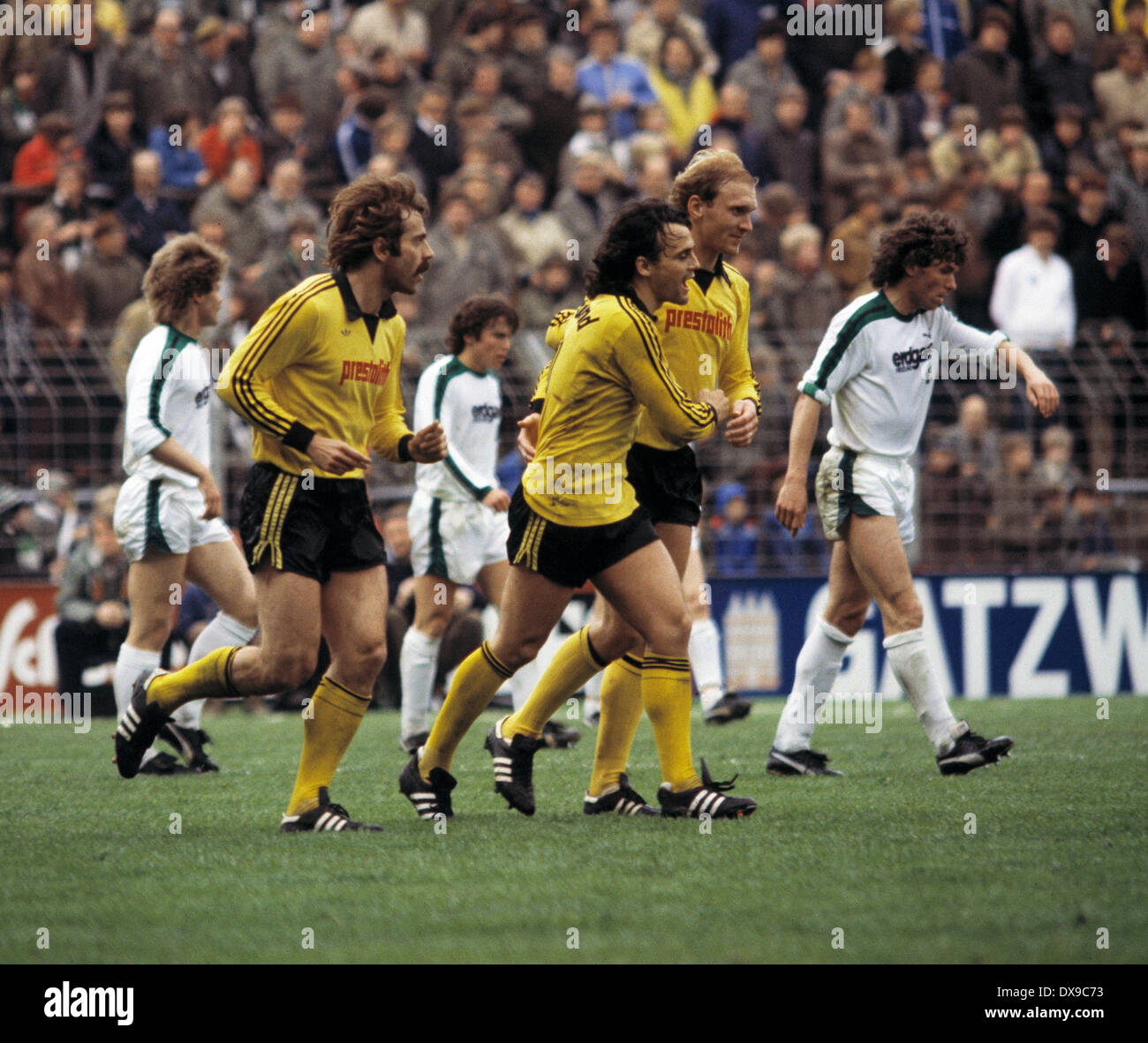 Football, Bundesliga, 1979-1980, stade suis Boekelberg, Borussia Moenchengladbach contre Borussia Dortmund 2:2, scène du match, la joie au 0:2 objectif de BVB par Werner Schneider, f.l.t.r. Norbert Ringels (MG), Peter Geyer (BVB), Lothar (Matthaeus M Banque D'Images