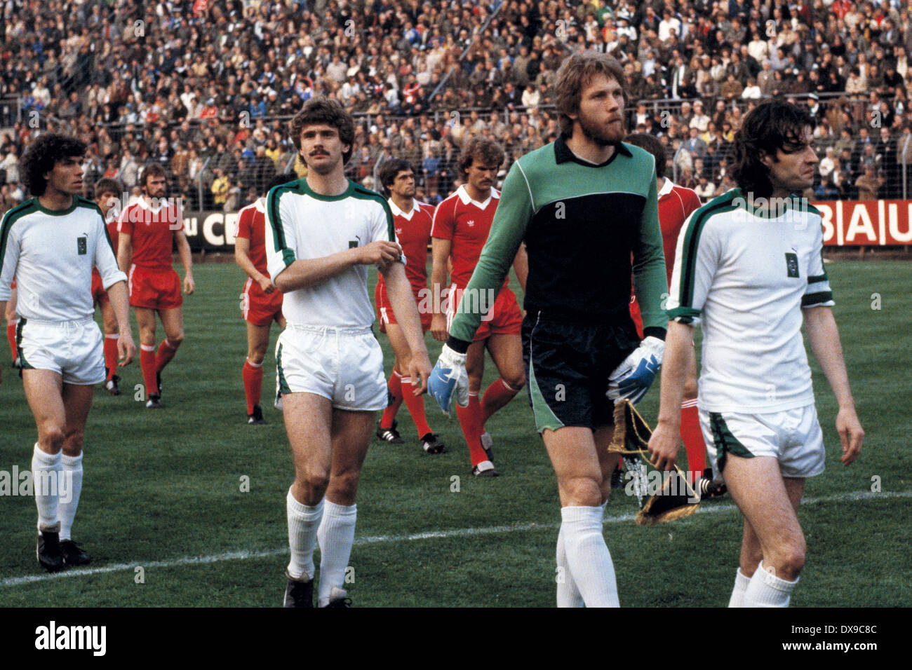 Football, coupe de l'UEFA, Ligue Europa, 1979-1980, final, première étape, le stade am Boekelberg, Borussia Moenchengladbach contre l'Eintracht Francfort 3:2, l'exécution des équipes, avant le f.l.t.r. Gladbach joueurs Frank Schaeffer, Wilfried Hannes, keeper Wolfgang Banque D'Images