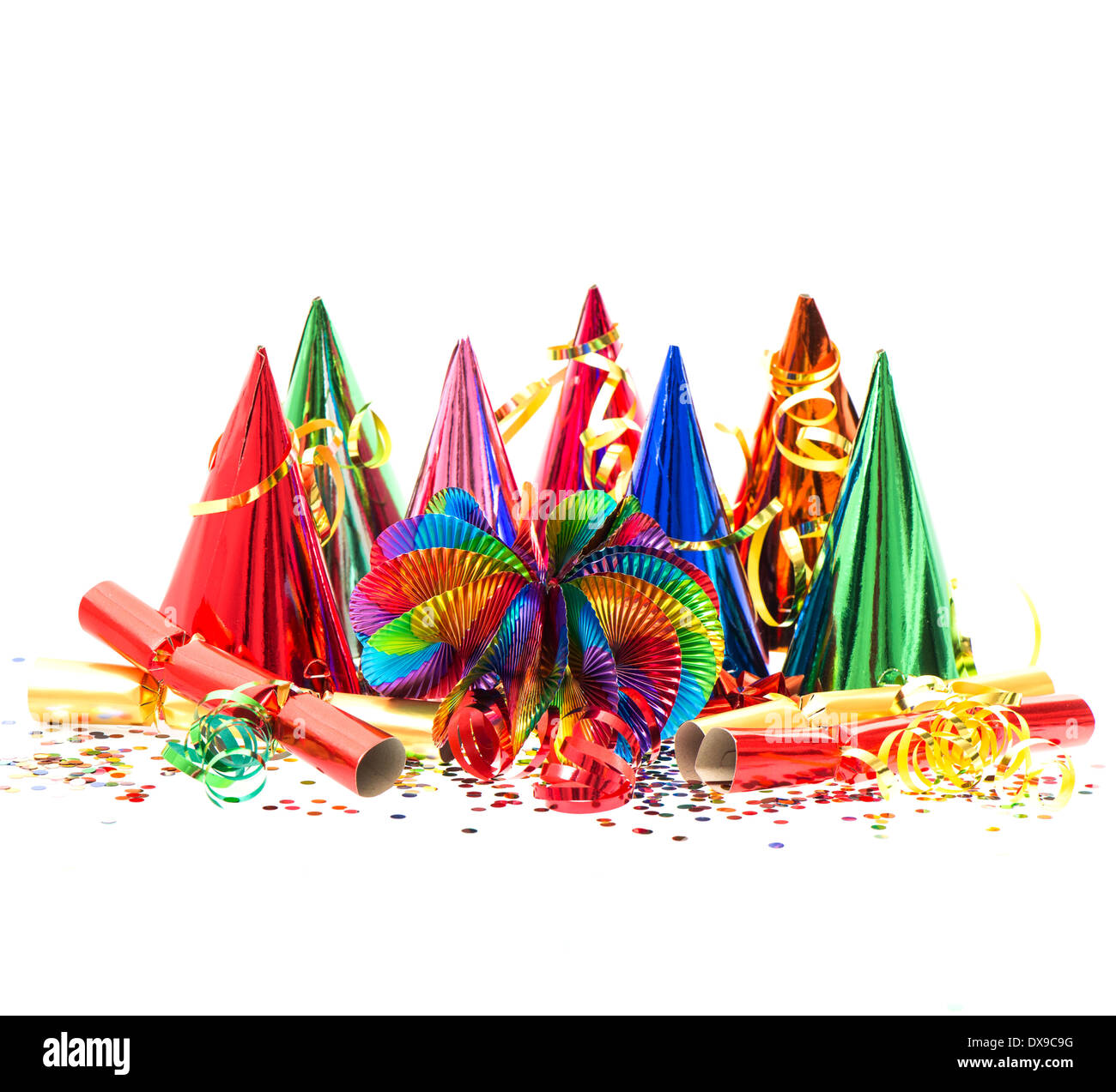 Guirlandes multicolores, streamer, chapeaux de fête et de décoration de fête confetti. Banque D'Images