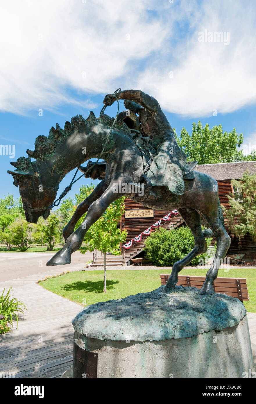 Dakota du Nord, Medora, 'badlands Bronc Buster" sculpture en bronze, le tronçonnage bronco Banque D'Images