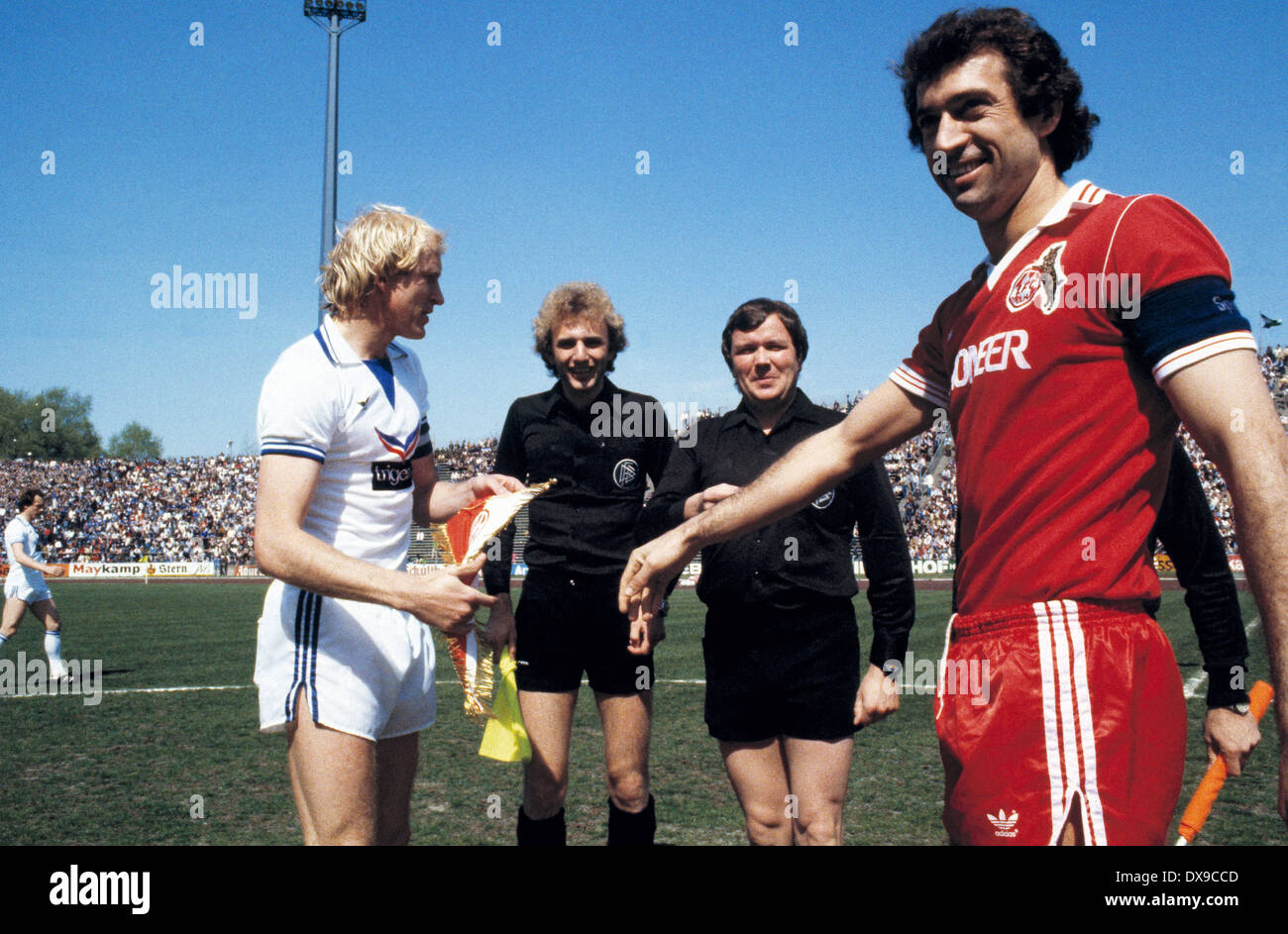 Football, DFB, 1979-1980, demi-finale, Parkstadion, FC Schalke 04 contre 1. FC Cologne 0:2, bienvenue, les chefs d'équipe Rolf Ruessmann (S04) à gauche et Bernhard Cullmann (Cologne), derrière l'arbitre Wolf-Dieter Ahlenfelder et assistants Banque D'Images