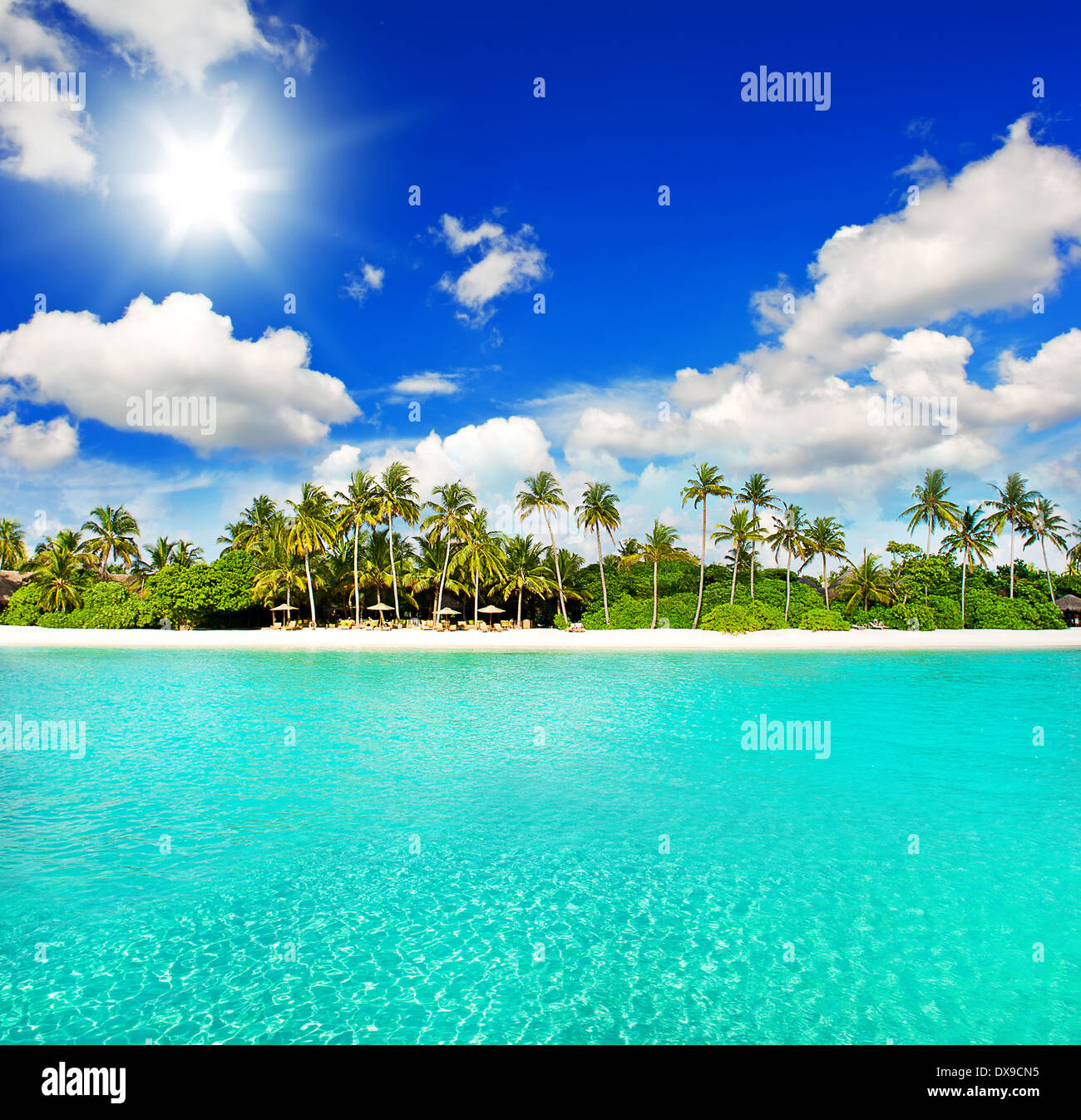 Paysage de la plage de l'île tropicale avec ciel bleu ensoleillé parfait Banque D'Images