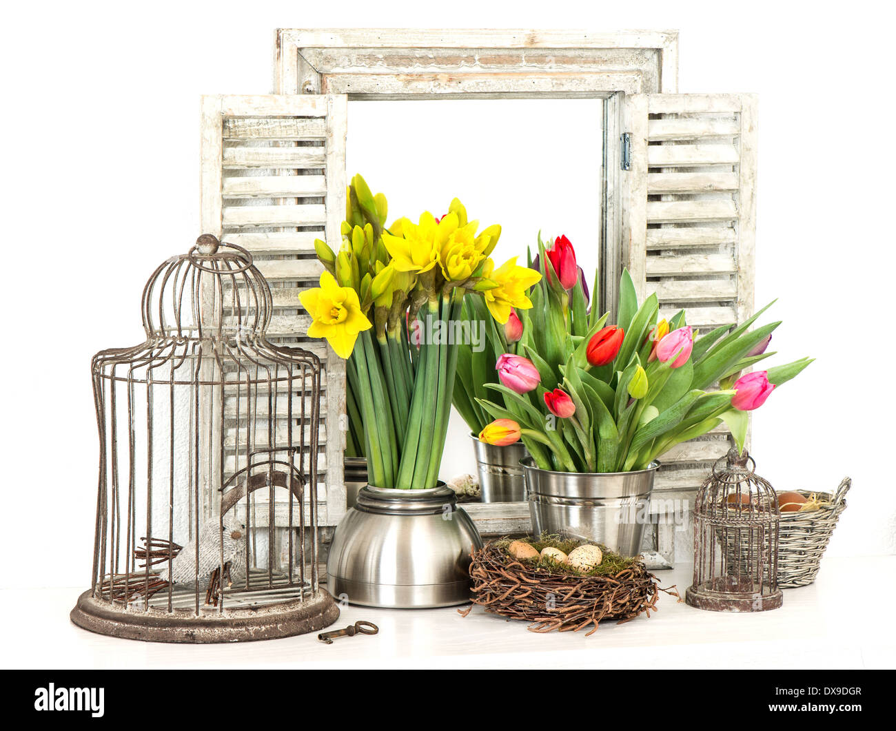 Tulipe et narcisse bouquet. home intérieur avec des fleurs de printemps et les oeufs de pâques Banque D'Images
