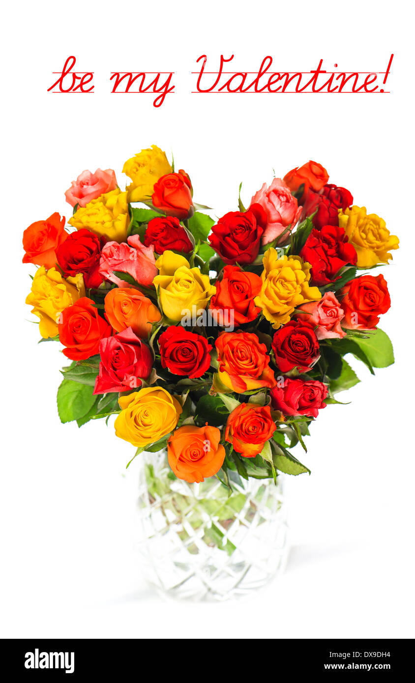Bouquet en forme de coeur de couleurs de rose dans un vase sur fond blanc avec l'échantillon de texte. être mon Valentin concept de carte. Banque D'Images