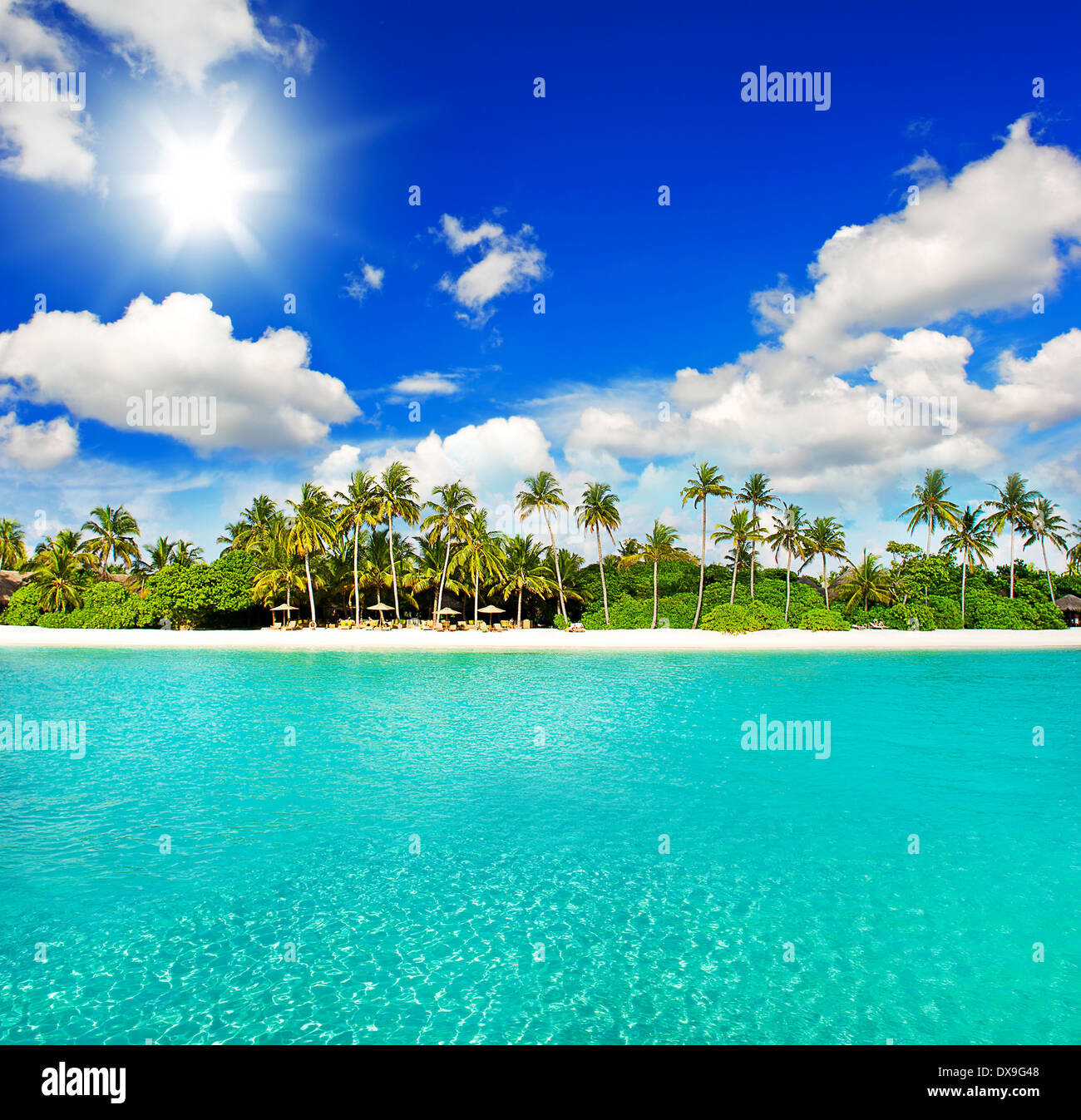 Paysage de la plage de l'île tropicale avec ciel bleu ensoleillé nuageux Banque D'Images