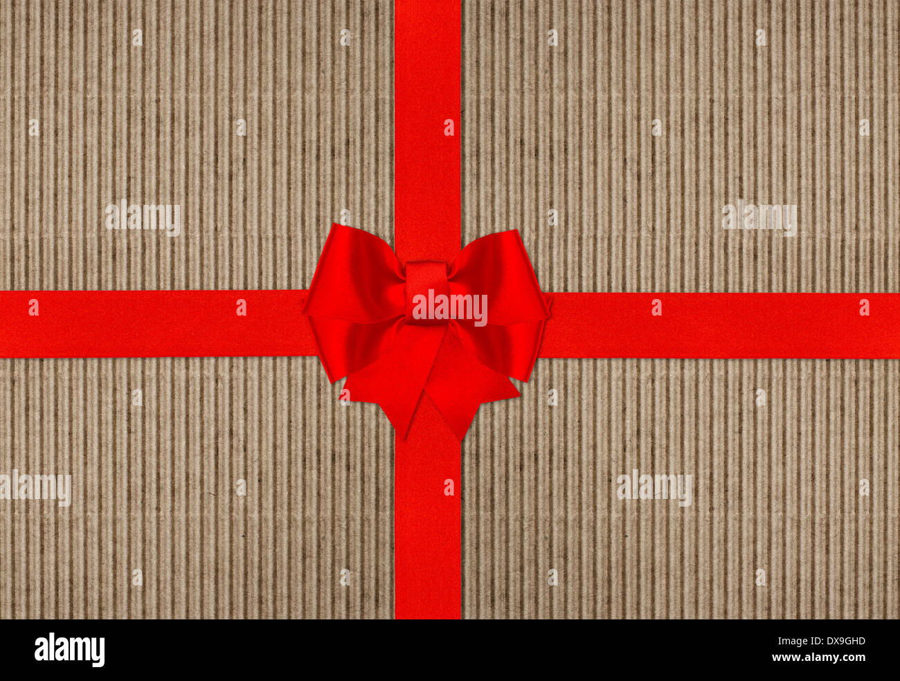 Red Ribbon bow sur la texture du papier carton avec texte N'OUVREZ PAS JUSQU'À NOËL Banque D'Images