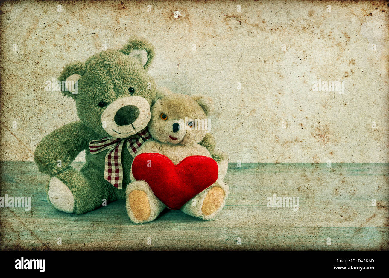 Ours en couple avec cœur rouge. Valentines Day concept. Tons style vintage photo Banque D'Images