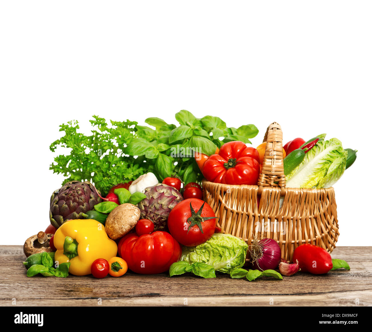 Légumes et herbes dans le panier d'aliments sains. Banque D'Images