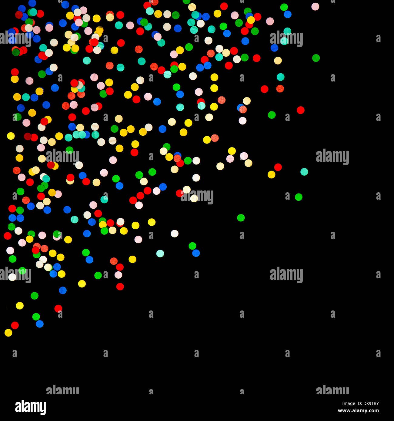 Confetti. arrière-plan rouge, bleu, vert, jaune sur noir décoration carnaval. Banque D'Images