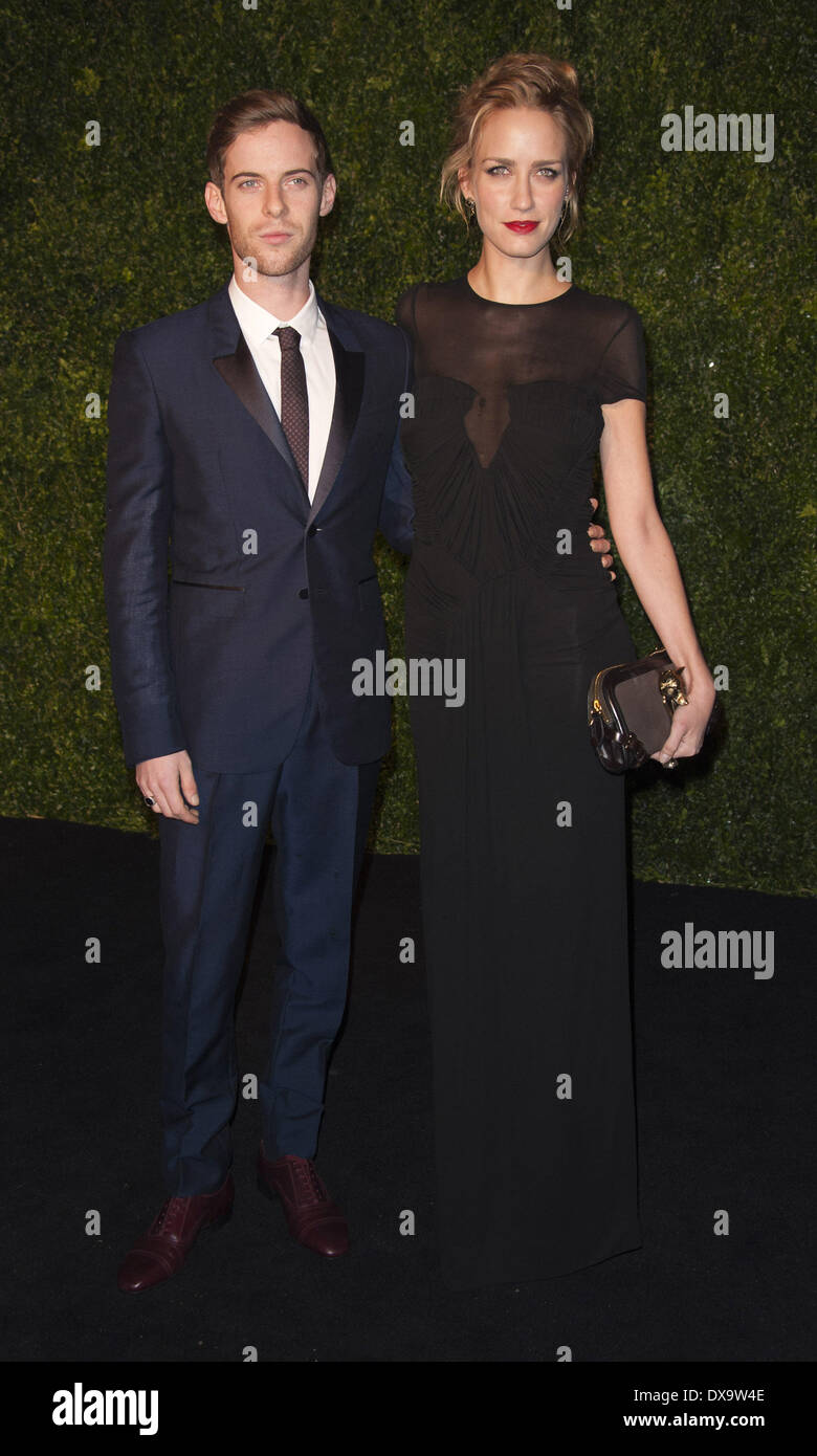 Luke Treadaway et Ruta Gedmintas London Evening Standard Theatre Awards tenue au Savoy à Londres, Angleterre - 25.11.12 dispose d' Banque D'Images