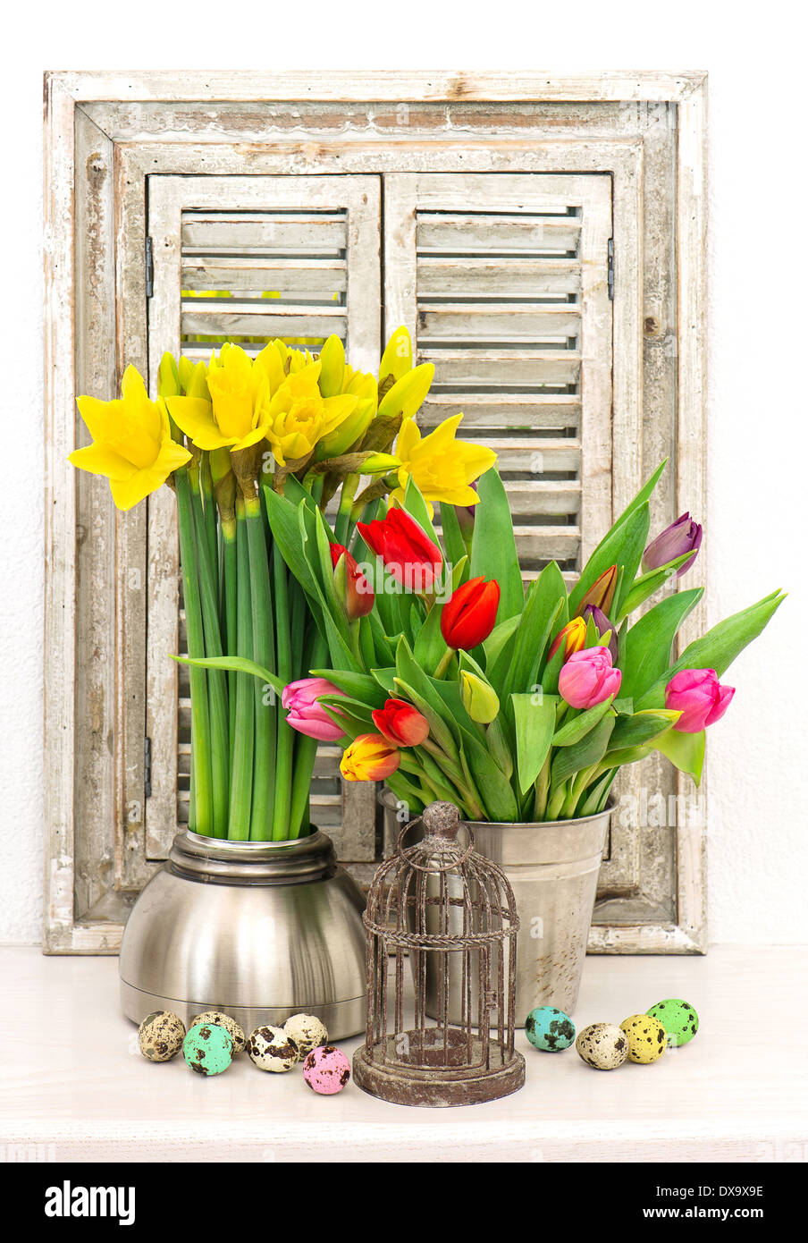 Tulipe et narcisse bouquet. home décoration d'intérieur avec des fleurs de printemps et œufs de Pâques colorés Banque D'Images