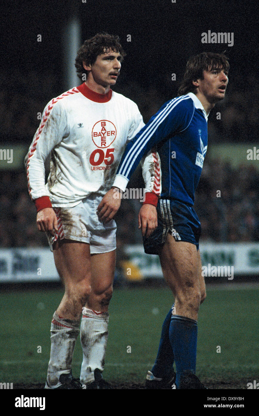 Football, Bundesliga, 1980-1981, Grotenburg Stadium, FC Bayer Uerdingen 05 contre le FC Schalke 04 1:3, scène du match, Norbert Hofmann (Bayer) gauche et Vilsson Dzoni (S04) Banque D'Images