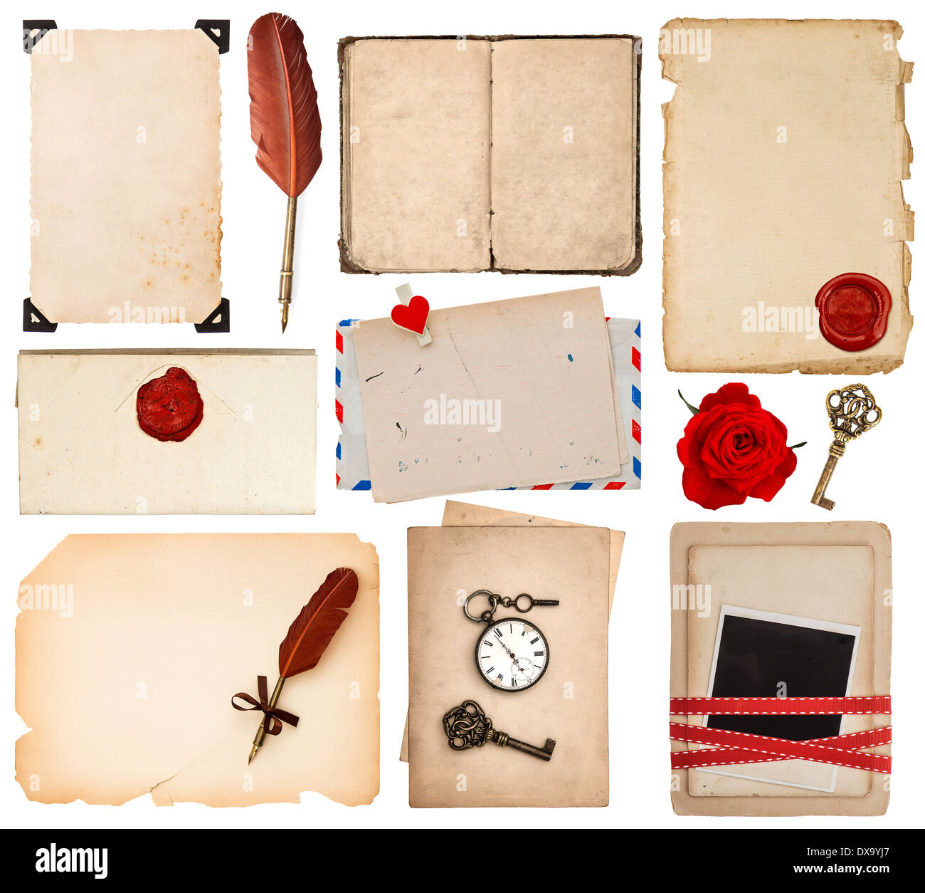 Feuilles de papier à lettres d'amour. vintage des pages de livre, cartes, photos, pièces, flower isolated on white background Banque D'Images
