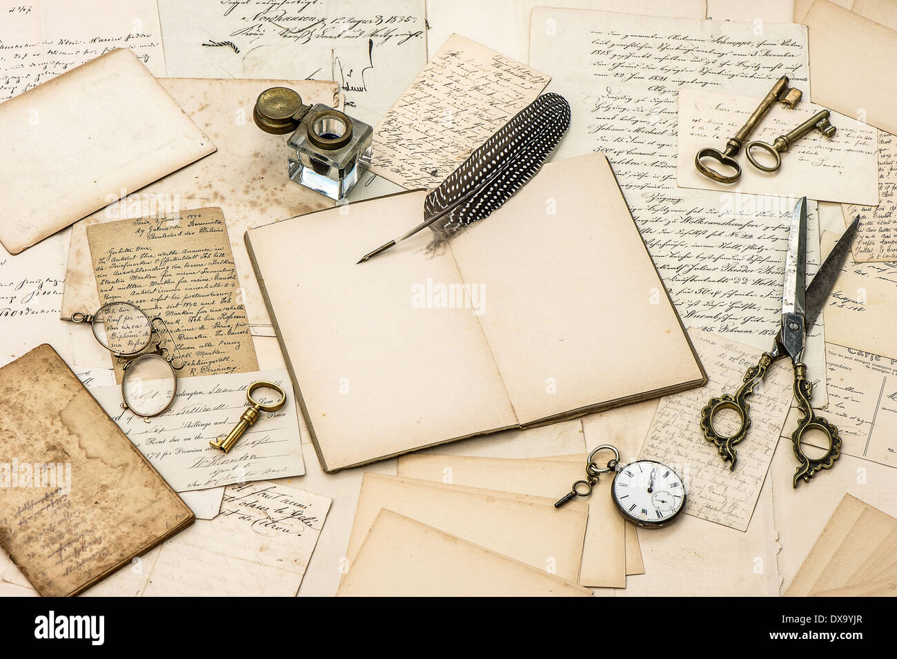 Vos accessoires, accessoires anciens, vieilles lettres, encrier et plume stylo encre vintage nostalgique papier fond sentimental. Banque D'Images