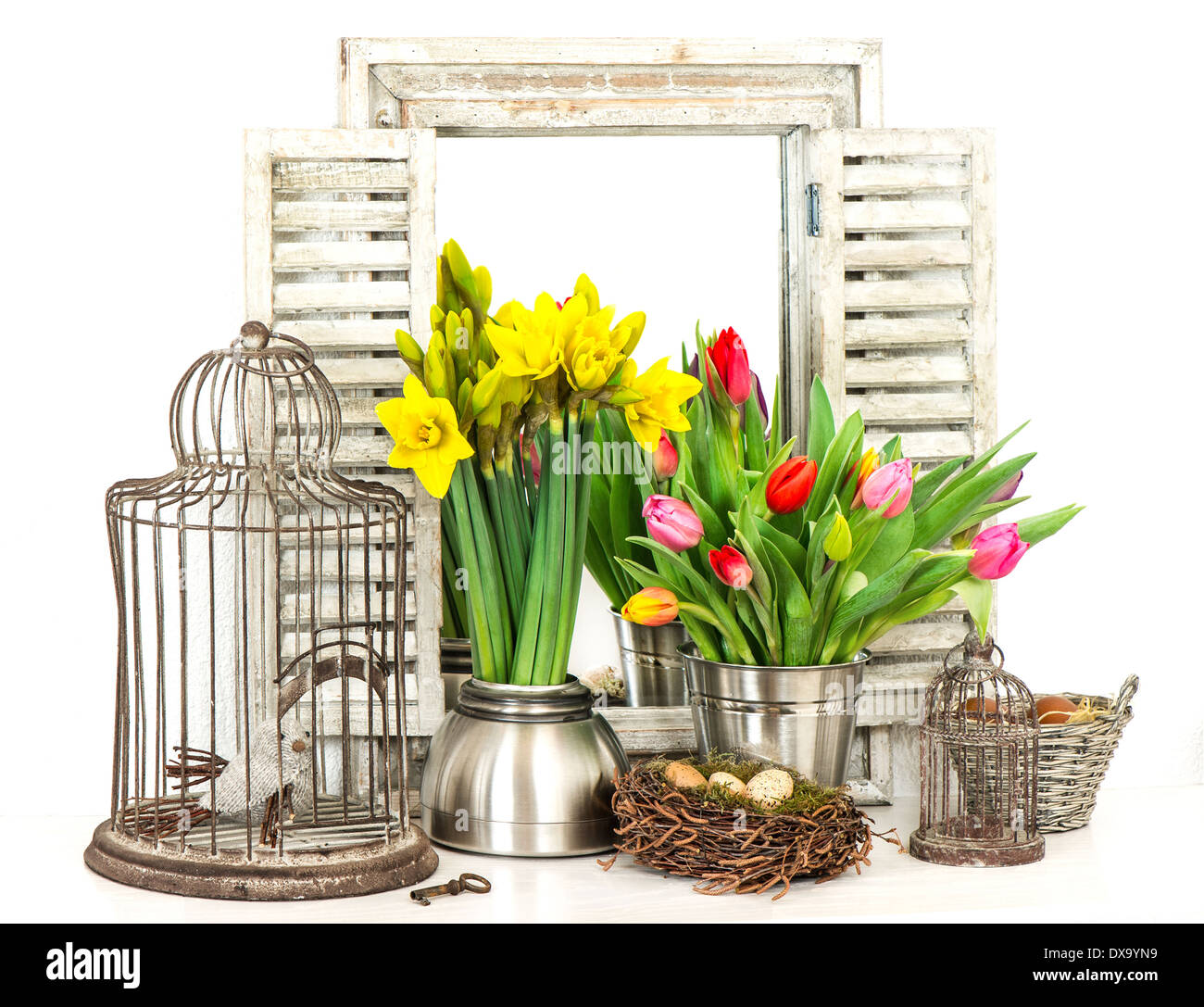 Tulipe et narcisse bouquet. home intérieur avec des fleurs de printemps et les oeufs de pâques Banque D'Images