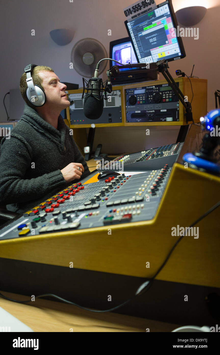 Un homme qui travaillait à Radio Radiodiffusion Bronglais hôpital local station de radio, Aberystwyth, UK Banque D'Images