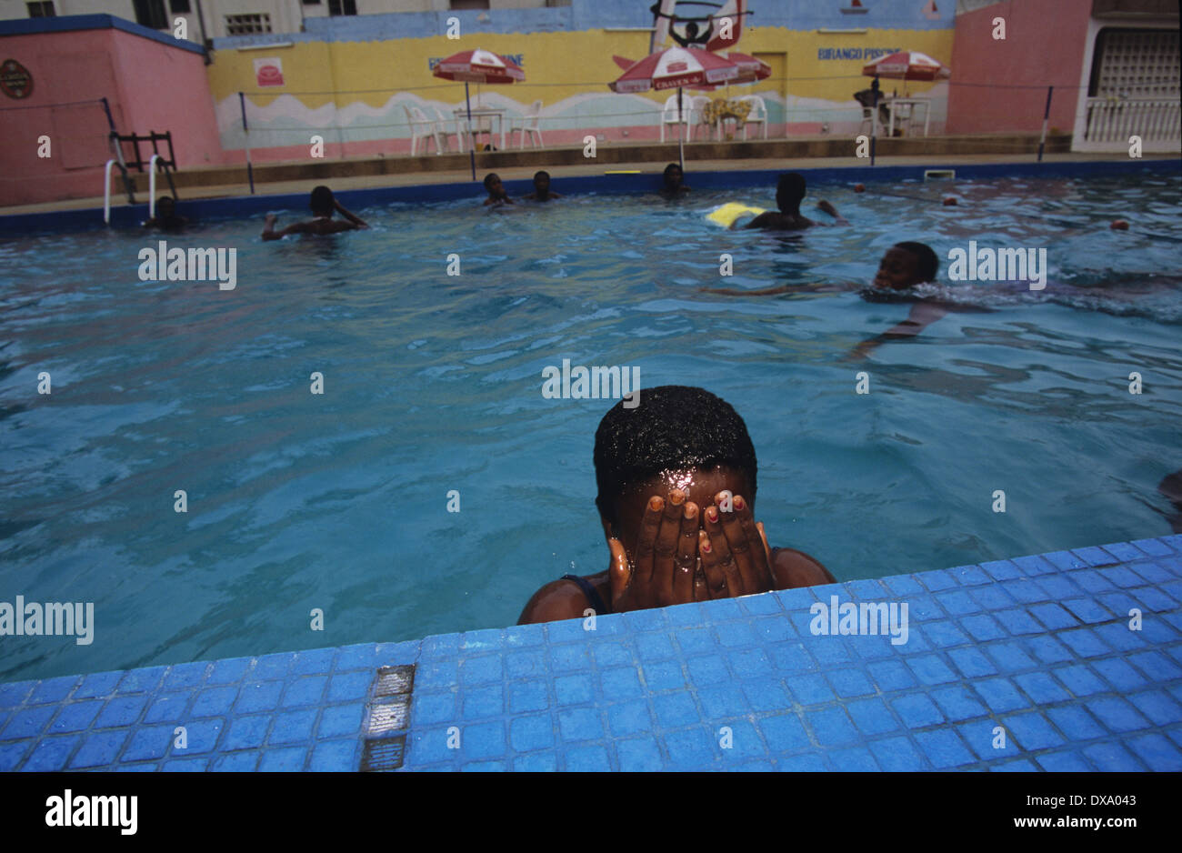 Piscine, Yopougon township, en face d'Abidjan, Côte d'Ivoire, Afrique