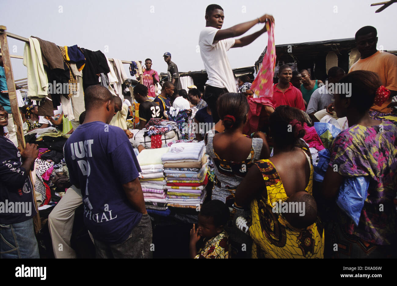 Chiffons de vente sur le marché, la vie de la rue, canton de Yopougon, en face d'Abidjan, Côte d'Ivoire, Afrique du Sud Banque D'Images