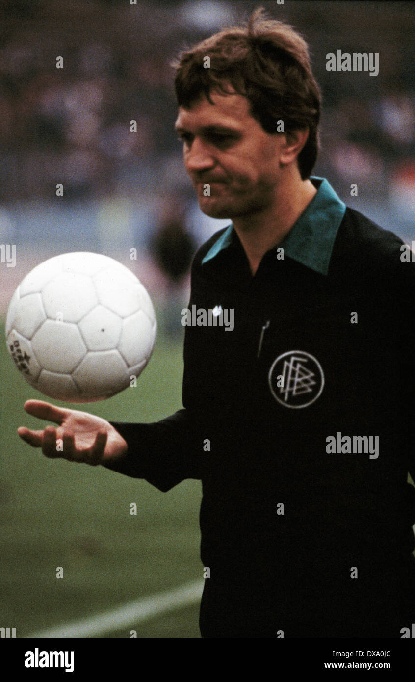 Football, Bundesliga, 1981/1982, stade du Rhin, Fortuna Düsseldorf par rapport à 1. FC Kaiserslautern 4:2, arbitre Siegfried Brehm Banque D'Images