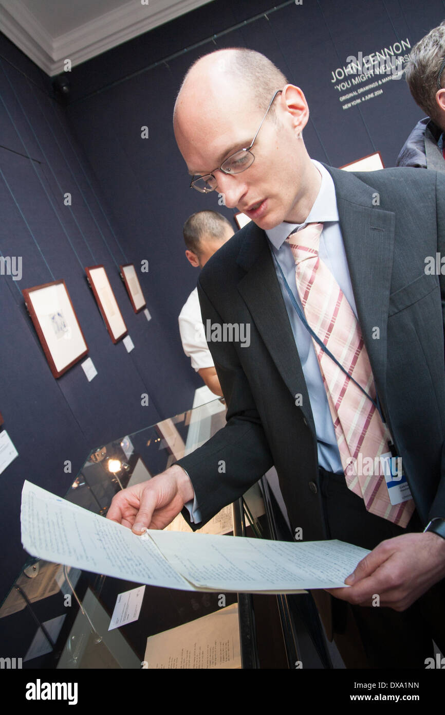 Londres, Royaume-Uni. Mar 21, 2014. Un représentant de Sotheby's s'occupe de John Lennon's 'Halbut Returb (une pièce)', une partie de la plus importante collection de dessins et de manuscrits par Lennon, en raison d'être mis aux enchères à New York le 4 juin 2014. Crédit : Paul Davey/Alamy Live News Banque D'Images