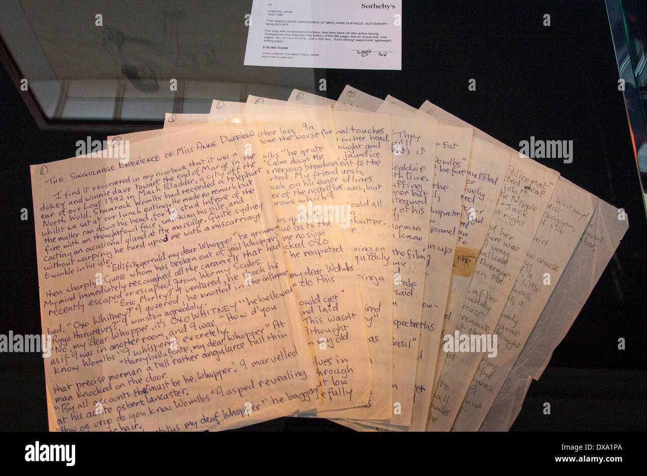 Londres, Royaume-Uni. Mar 21, 2014. Sotheby's Londres aperçu de la plus grande collection de dessins de John Lennon et de manuscrits d'être mis en vente, un manuscrit de 'l'expérience Singularge de Mlle Anne Duffield', attendre entre 50 à 70 000 dollars aux enchères à New York le 4 juin 2014 Crédit : Paul Davey/Alamy Live News Banque D'Images