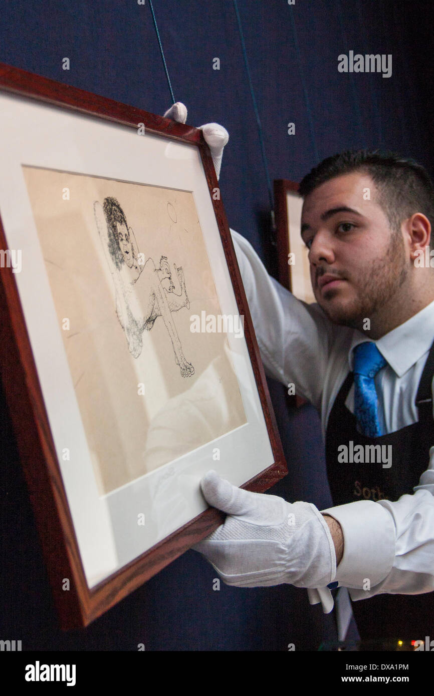 Londres, Royaume-Uni. Mar 21, 2014. Un travailleur de Sotheby's est une illustration sans titre de 'une femme poilue tenant un homme miniature par l'arm', pour l'aperçu de Londres d'une vente aux enchères à New York de la plus grande collection de dessins de John Lennon et de manuscrits jamais d'être mis en vente. Crédit : Paul Davey/Alamy Live News Banque D'Images