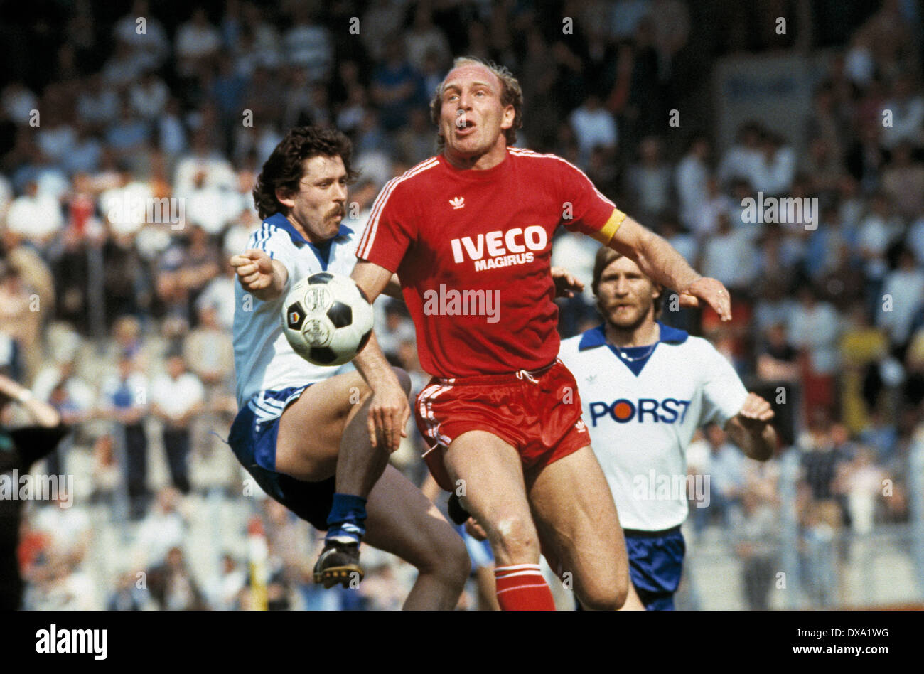 Football, Bundesliga, 1981/1982, stade de la Ruhr, Bochum contre FC Bayern Munich 3:1, scène du match, f.l.t.r. Dieter Bast (VfL), Dieter Hoeness (FCB), Lothar Woelk (VfL) Banque D'Images