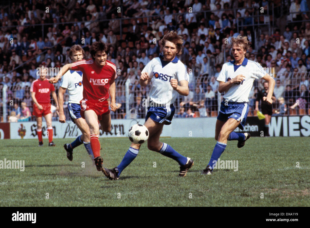 Football, Bundesliga, 1981/1982, stade de la Ruhr, Bochum contre FC Bayern Munich 3:1, scène du match, f.l.t.r. Bernd Duernberger (FCB), Wolfgang Patzke (VfL), Reinhold Mathy (FCB) tournage sur objectif, Lothar Woelk (VfL), Ulrich Bittorf (VfL) Banque D'Images