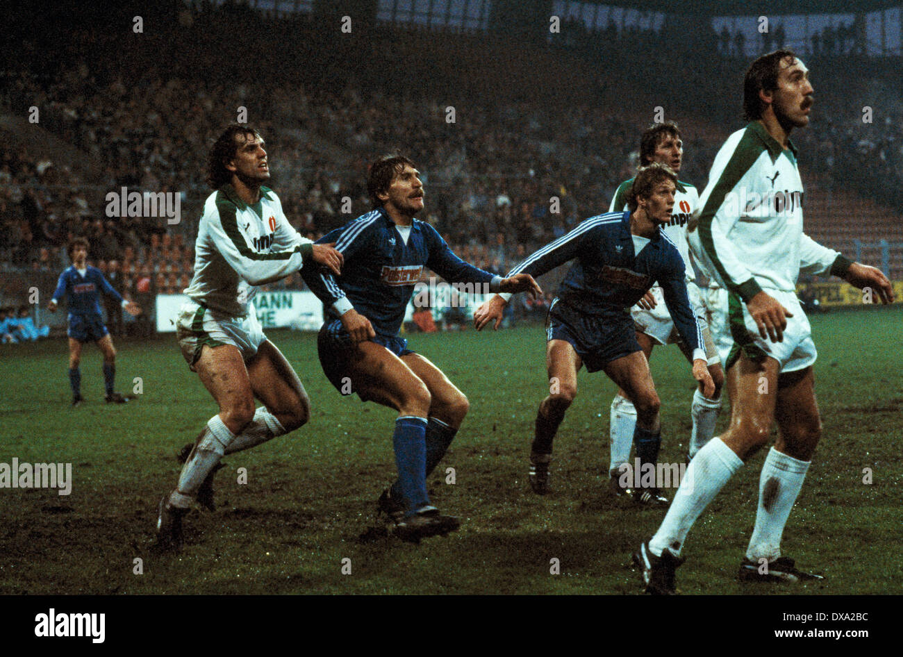 Football, Bundesliga, 1982/1983, stade de la Ruhr, Bochum contre Werder Brême 1:2, scène du match, f.l.t.r. Norbert Siegmann (Werder), Lothar Woelk (VfL), Michael Jakob (VfL), chef d'équipe Benno Moehlmann (Werder), Jonny Otten (Werder) Banque D'Images