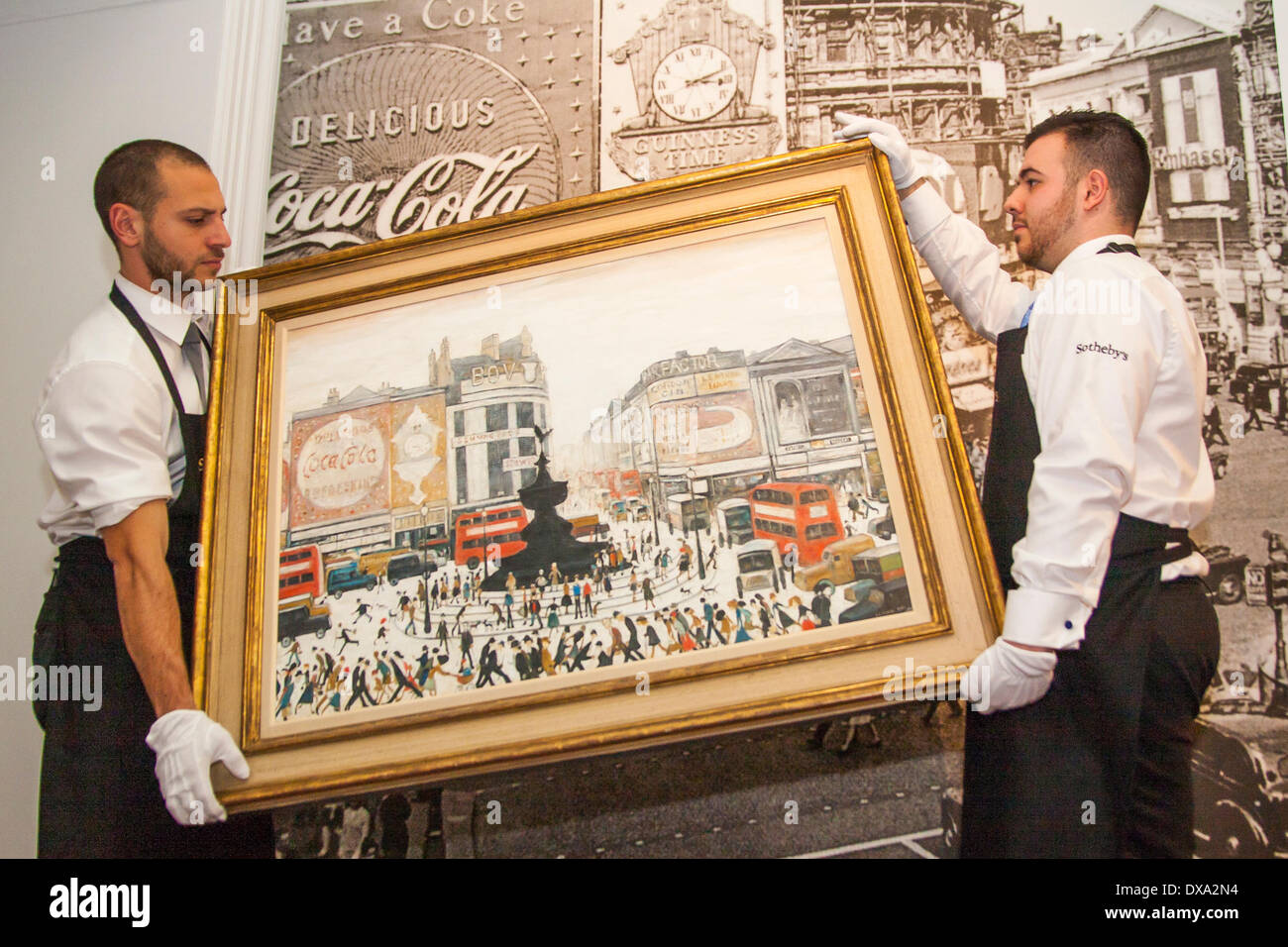 Sotheby's, Londres, Royaume-Uni. Le 21 mars 2014. Sotheby's workers accrocher LS Lowry's Piccadilly Circus, peint en 1961 et devrait récupérer entre £4 à 6 millions de dollars aux enchères le 25 mars, comme l'AJ Thompson, collection la plus complète des travaux du Lowry, est en vente. Crédit : Paul Davey/Alamy Live News Banque D'Images