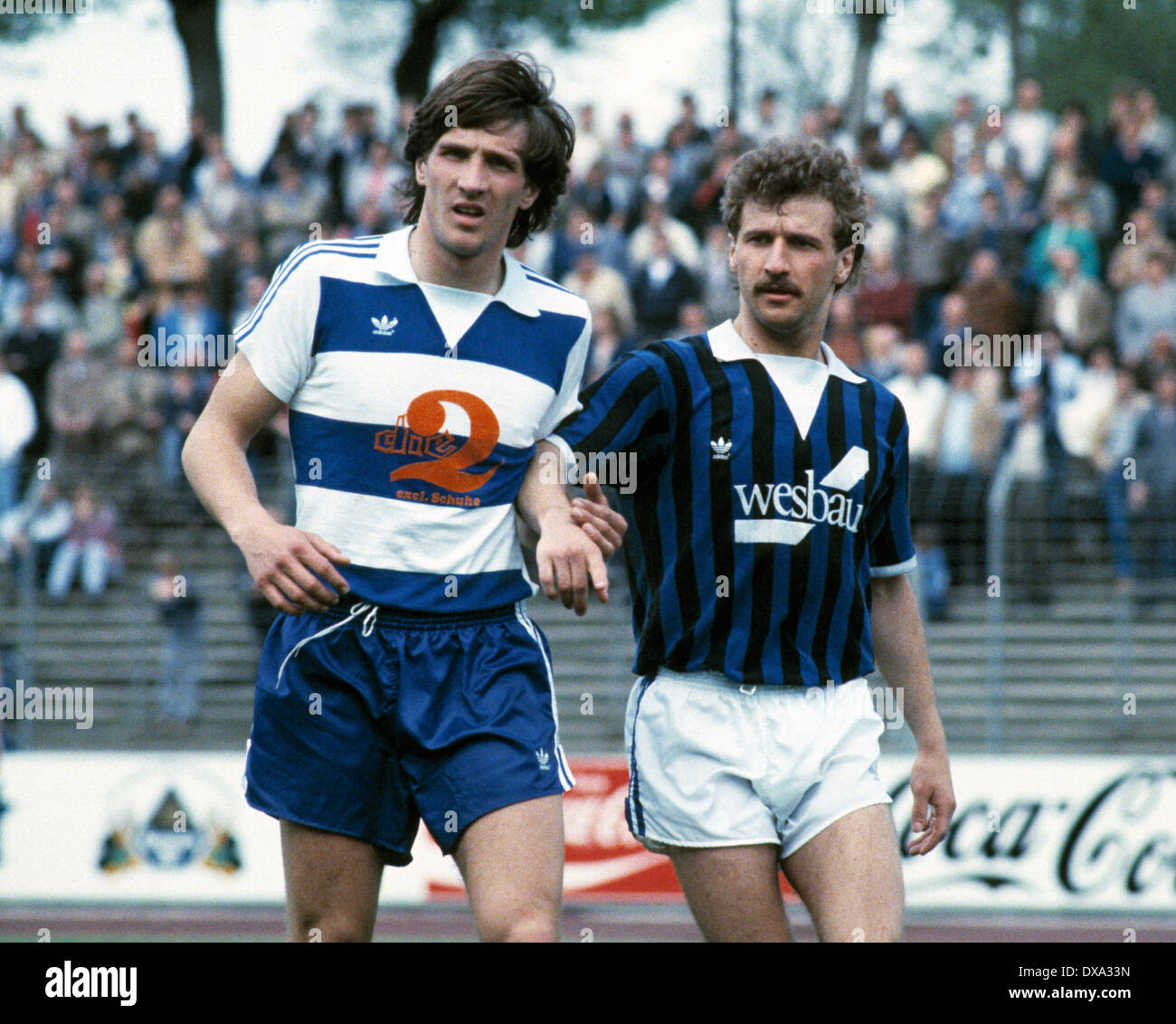 Football, 2. Bundesliga 1982/1983, stade MSV Duisburg Wedau, versus SV Waldhof Mannheim 3:3, scène du match, Heinz-Peter Grossmann (MSV) à gauche et Fritz Walter (SVW) Banque D'Images