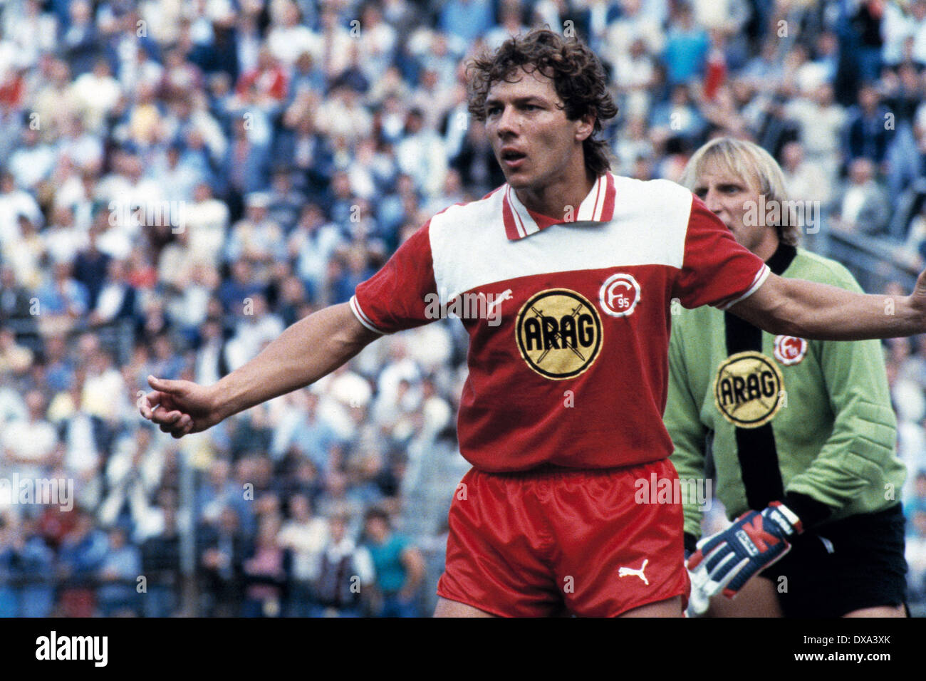 Football, Bundesliga, 1983/1984, le stade am Boekelberg, Borussia Moenchengladbach contre Fortuna Düsseldorf en 1:1, scène du match, Josef Weikl (Fortuna) de l'avant et keeper Wolfgang Kleff (Fortuna) Banque D'Images