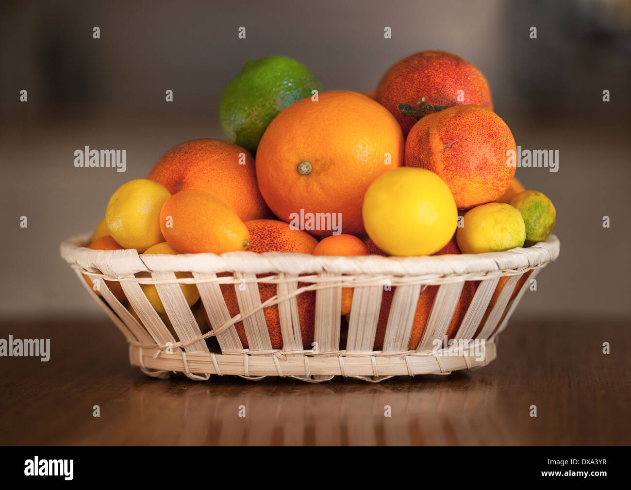 Les oranges, citrons verts, t angerines Chinois, les oranges, les oranges sanguines et d'autres variétés d'agrumes dans un panier de fruits. Banque D'Images