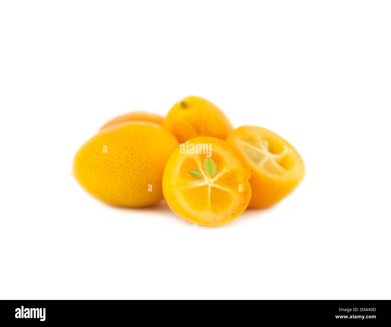 Kumquat orange isolé sur fond blanc. Banque D'Images