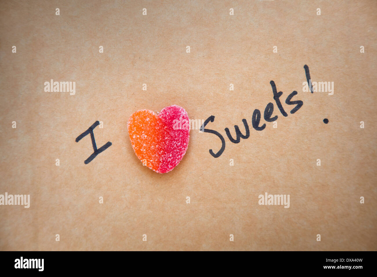 Je t'aime message avec un cœur candy écrit sur un carton. Banque D'Images