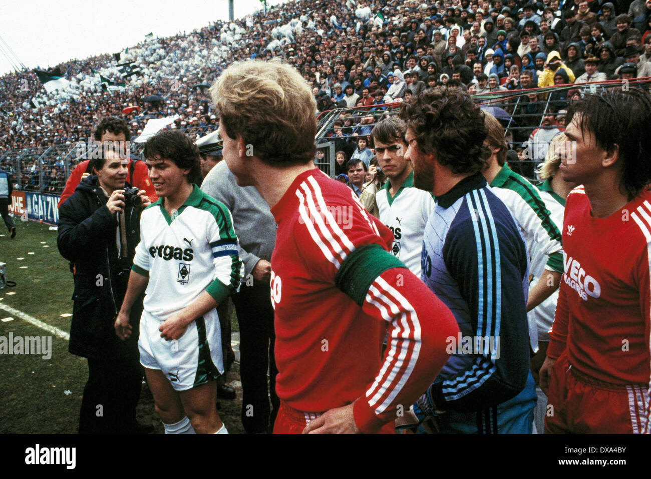 Football, Bundesliga, 1983/1984, le stade am Boekelberg, Borussia Moenchengladbach contre FC Bayern Munich 3:0, l'exécution des équipes, chef d'équipe de f.l.t.r. Matthaeus Lothar (MG), chef d'équipe Karl-Heinz Rummenigge (FCB), Michael Frontzeck (MG), keeper Jea Banque D'Images
