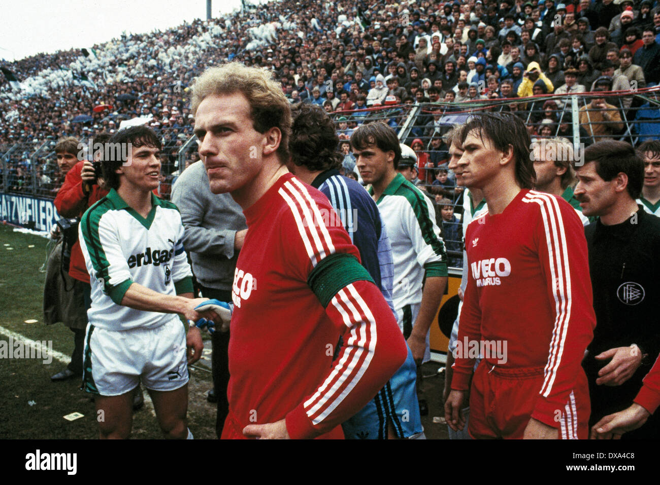 Football, Bundesliga, 1983/1984, le stade am Boekelberg, Borussia Moenchengladbach contre FC Bayern Munich 3:0, l'exécution des équipes, chef d'équipe de f.l.t.r. Matthaeus Lothar (MG), chef d'équipe Karl-Heinz Rummenigge (FCB), Michael Frontzeck (MG), Klaus Auge Banque D'Images