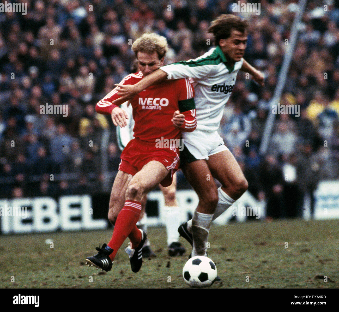 Football, Bundesliga, 1983/1984, le stade am Boekelberg, Borussia Moenchengladbach contre FC Bayern Munich 3:0, scène du match, duel, jeu déloyal de Michael Frontzeck (MG) à droite au chef d'équipe Karl-Heinz Rummenigge (FCB) Banque D'Images