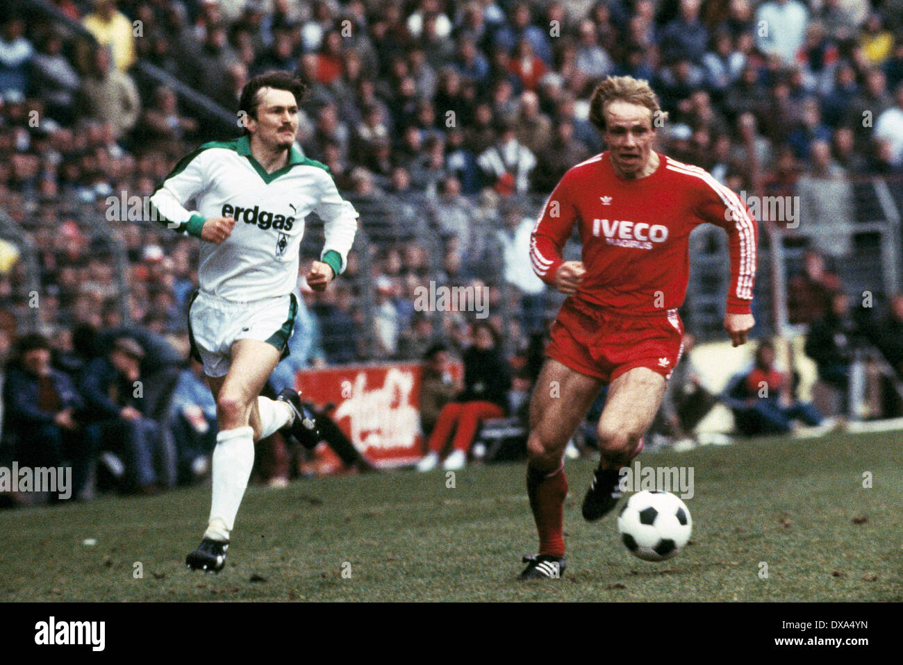 Football, Bundesliga, 1983/1984, le stade am Boekelberg, Borussia Moenchengladbach contre FC Bayern Munich 3:0, scène du match, Michael Rummenigge (FCB) en possession de la balle à gauche, Ewald Lienen (MG) Banque D'Images