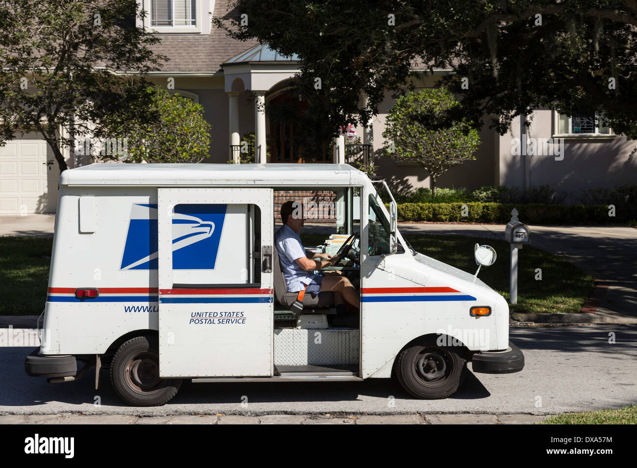 Livraison postale Van avec l'USPS Carrier, USA Banque D'Images
