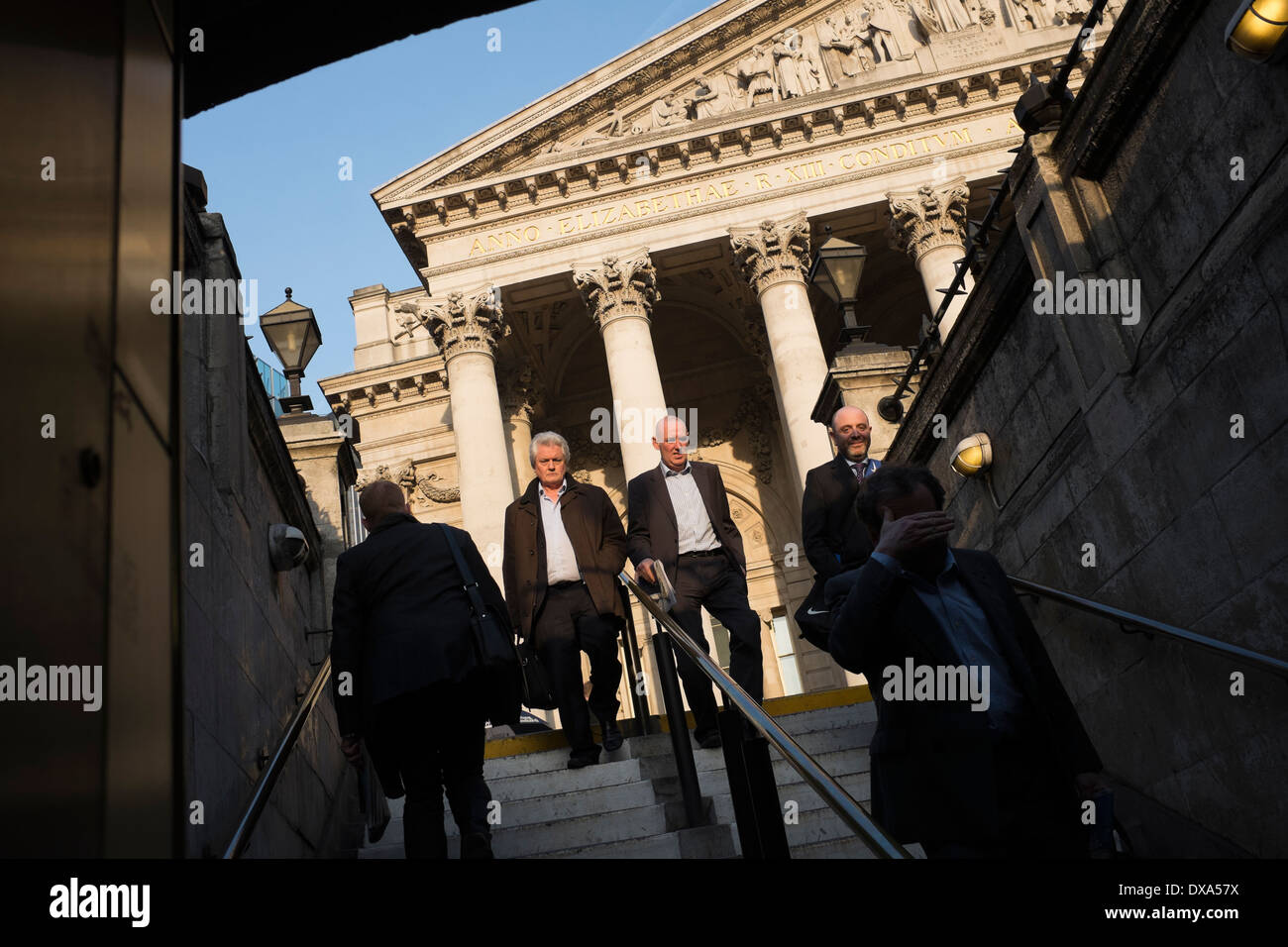 Le quartier financier. La ville de Londres. Les gens entrent dans le tube avec le Royal Exchange bâtiment derrière. Banque D'Images