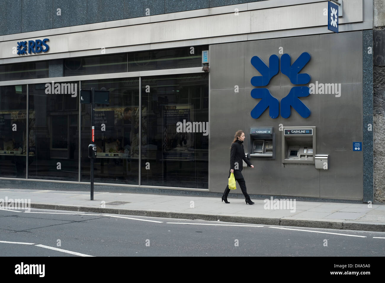 Distributeur de billets à RBS succursale dans la ville de Londres. Banque D'Images