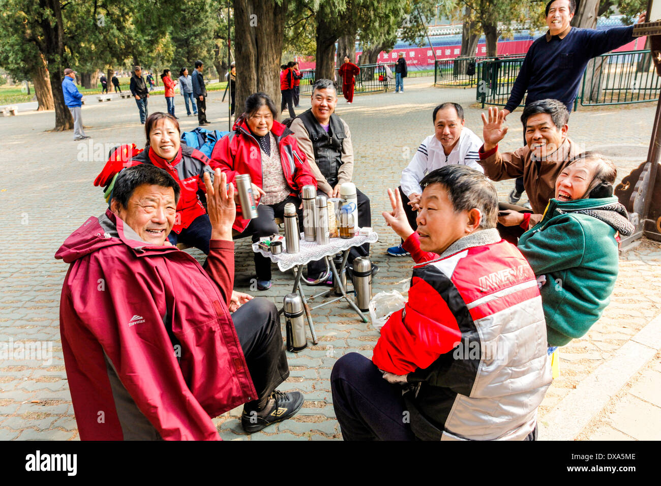 Friendly Chinois prenant le thé pause après l'exercice le matin dans le parc du Temple du Ciel en Chine;Asie;Beijing ; Banque D'Images