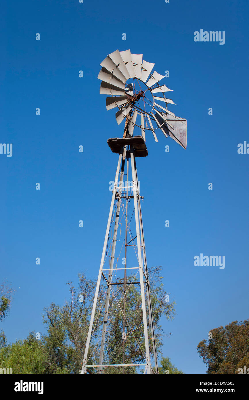 Aluminium vintage moulin ranch avec ciel bleu en arrière-plan et les arbres sur le bas. Prix pour le texte Banque D'Images